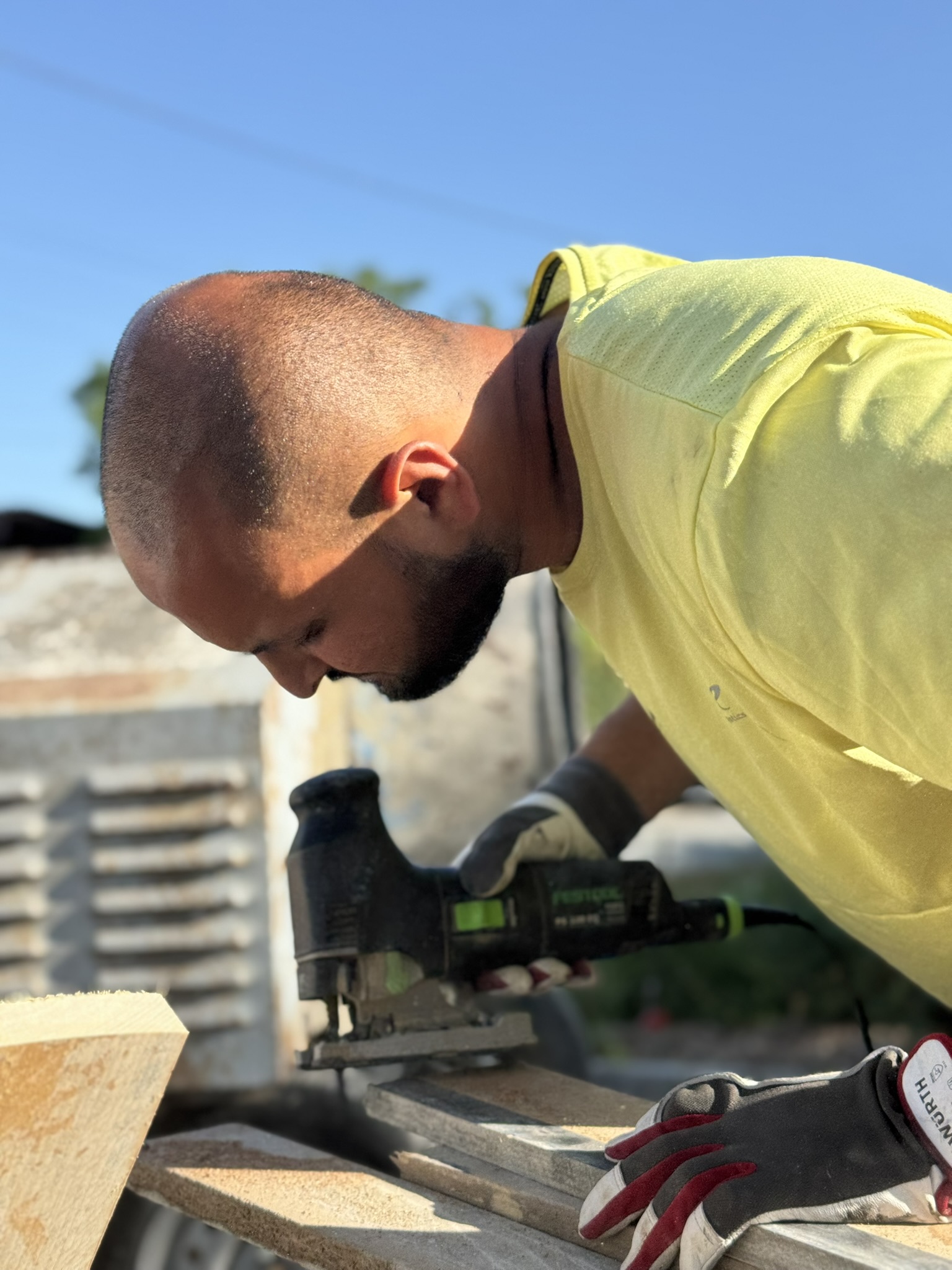 Nabil Khali, cofondateur de CK Menuiserie Concept, en intervention sur un chantier à Niort